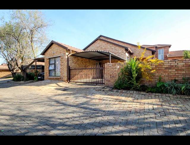 4 BEDROOM TOWNHOUSE FOR SALE IN ROOIHUISKRAAL NORTH